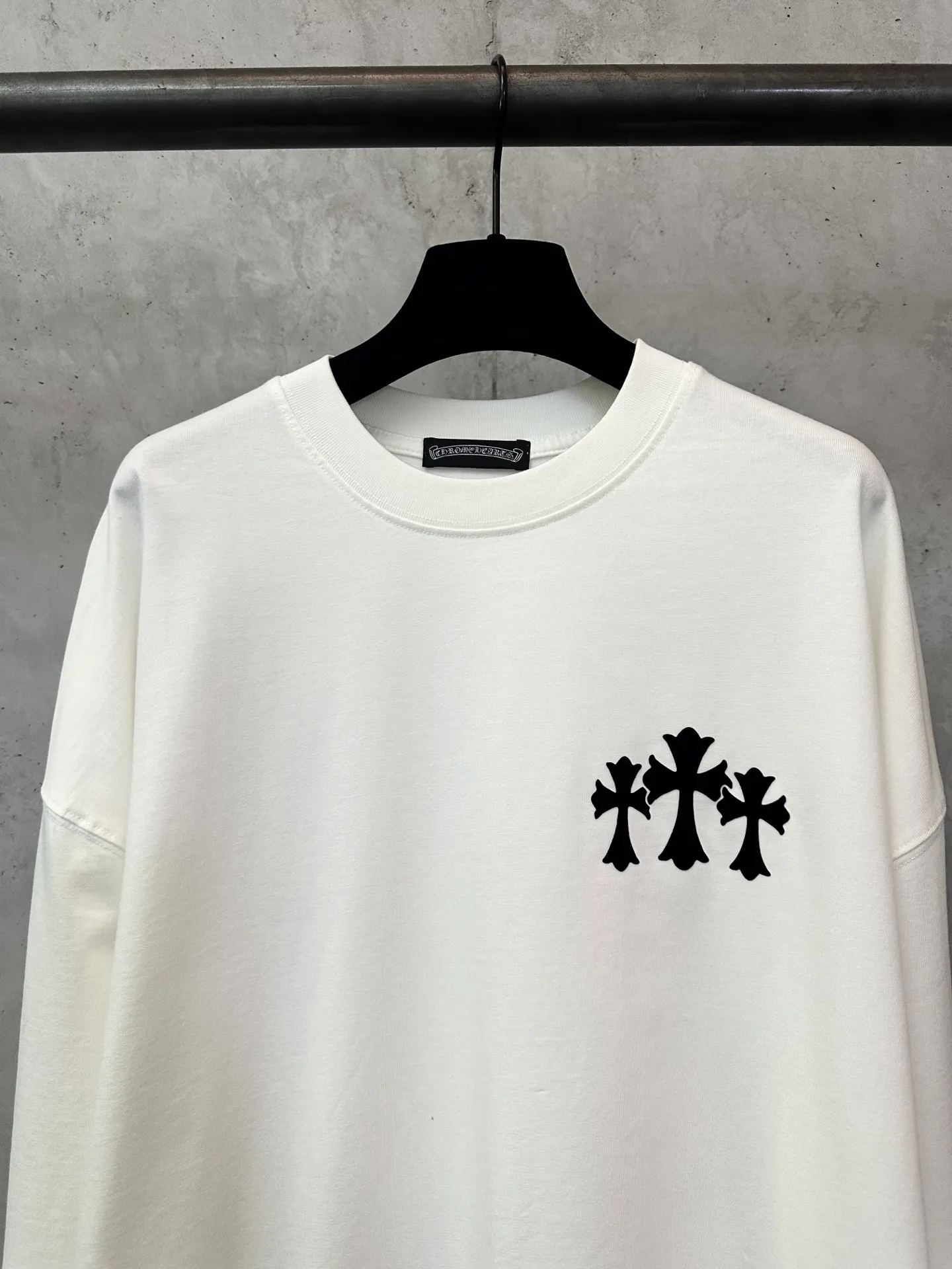 P300 Chrome Hearts 25ss flocked logo letter round neck long-sleeved T-shirt. Fabric is high-definition, super heavyweight cotton, double yarn compact Xinjiang cotton. Weight: 320 grams. Clean cloth surface. Clear cloth texture. Tight feel. Stiff. High color fastness. No deformation. No discoloration. Customized hardware. Thread. Accessories. Alignment. Same style for men and women. -Color: Black White -Size: XS S M L